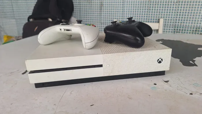 Xbox One S + Jogos no HD + 2 Controles (Leia a Descrição) valor a ser negociado