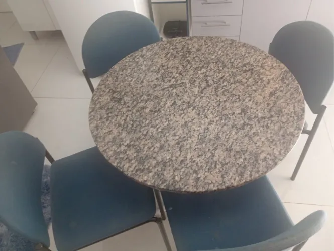 Mesa com cadeira