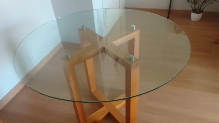 MESA DE JANTAR COM TAMPO DE VIDRO REDONDO. MEDIDA 1,10M. SEM CADEIRAS