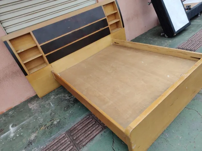 Cama Queen com cabeceira madeira usada marcas de uso ((ENTREGO GRATIS))