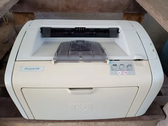 Vendo Impressora Monocromática Laserjet HP 1018, com os cabos funcionando.