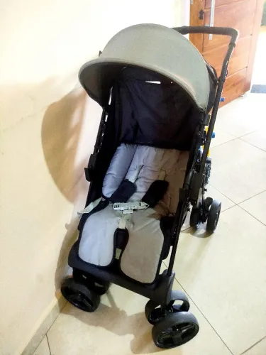 Carrinho de bebê extremamente novo 