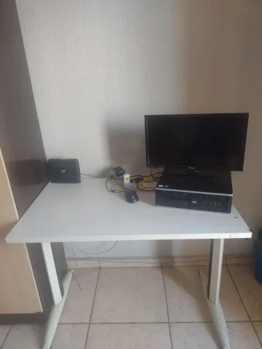 Vende se computador é mesa juntos