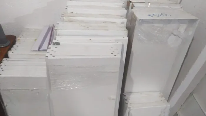 Vendo prateleiras novas no plástico.