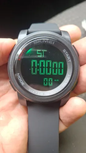 Relogio SKMEI novo. Na caixa. Baratinho!