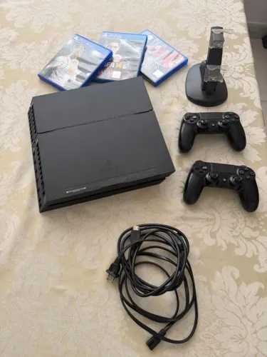 PlayStation 4 Sony 500 GB com 2 Manetes, 3 jogos e Torre
