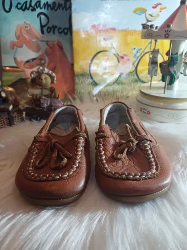 Mocassim de bebê em couro legítimo Nino Joy, marrom bem conservado.