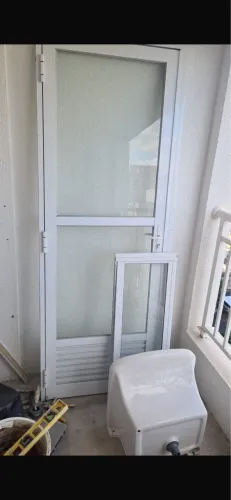 Porta de Alumínio Branco com Vidro Canelado/Fosco - Nova
