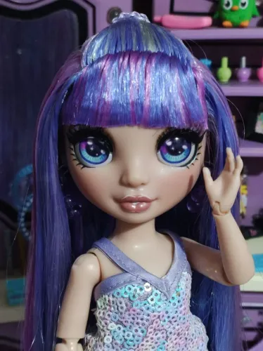 Boneca rainbow high vaiolt linda