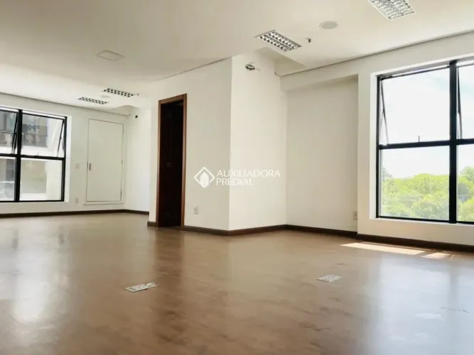 Sala consultório com vista para o frontal para o Guaíba.