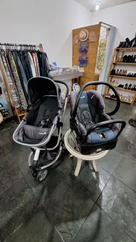 Carrinho de bebê 1st com bebê conforto 