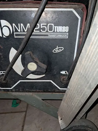 2 Máquina de solda Bambozzi (uma 110 outra 220) Pesso 250.00 cada uma 