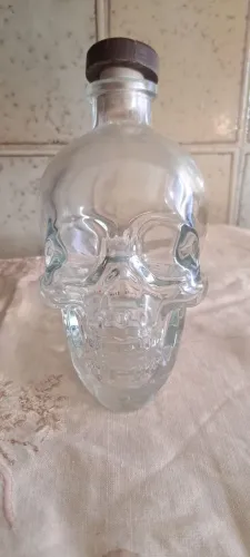 Garrafa de vidro (caveira)