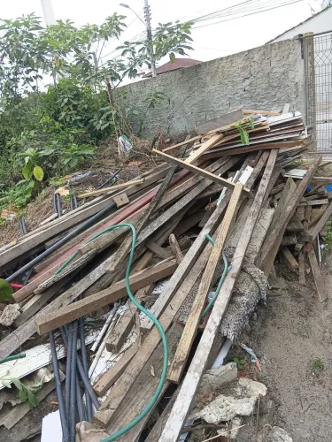 Sobras de madeira de final de obra para retirar.
