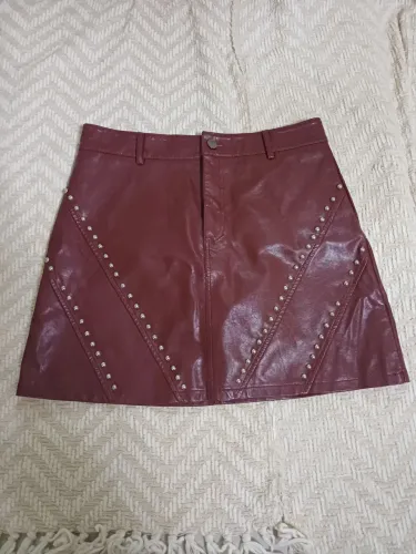 Saia de Couro Vinho c/Tachas