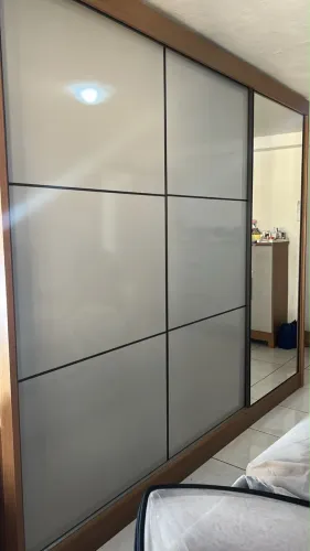 Guarda roupas 1,75 de largura com espelho 