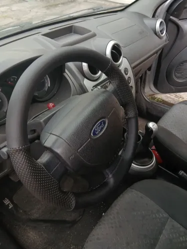 Capa de volante costurada manualmente em couro sintetico ! Atendimento a DOMICILIO!