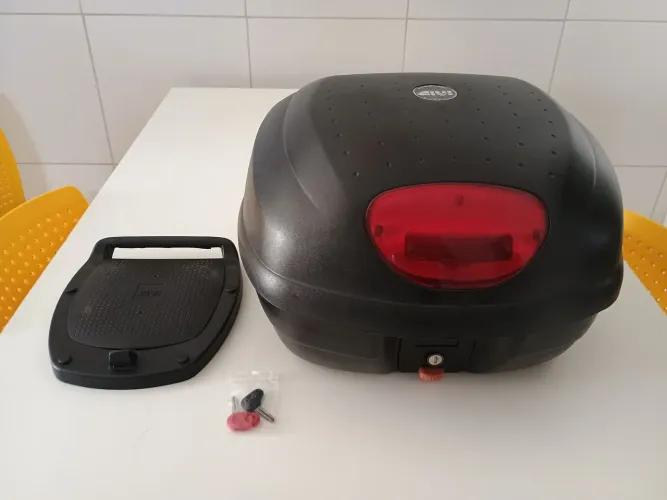 BAULETO PARA MOTOS GIVI 33 LITROS, COM BASE
