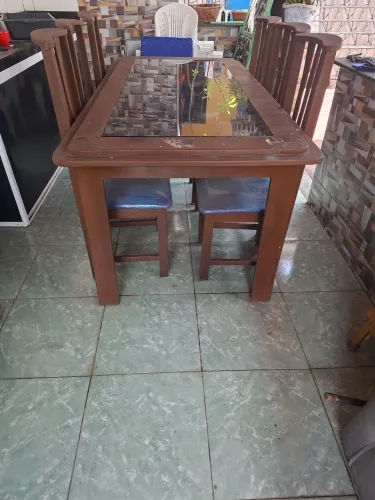 Vendo Mesa de jantar de madeira em ótimo estado de conservação, apenas 950 Reais.