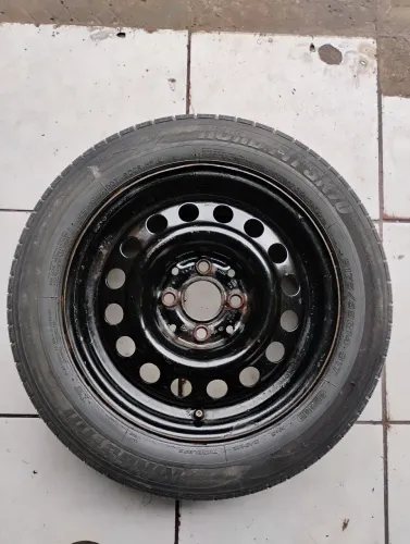 Pneu 175/65R14 com aro furacão 4x100 serve em vários carros com essa furação