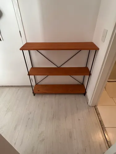Prateleira de piso em madeira e estrutura metálica