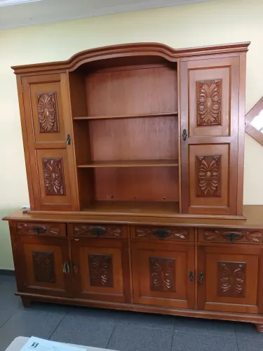 Conjunto de buffet e cristaleira em madeira maciça