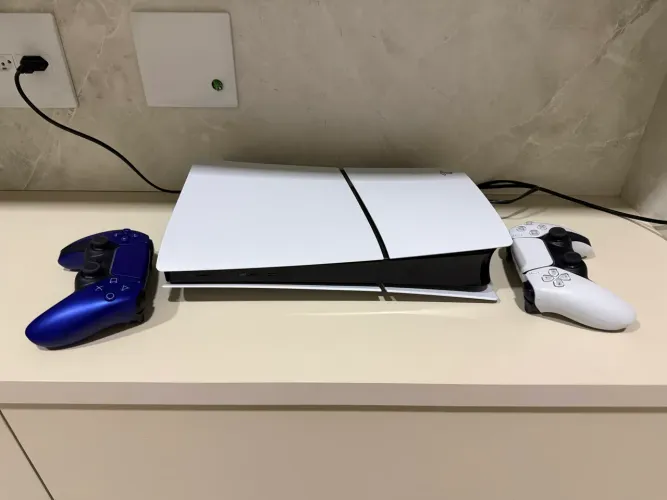 PS5 Slim com 2 controles - Oportunidade!