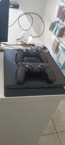 Vendo play 4 slim 500gb dois controles original tem jogos baixado funcionando tudo