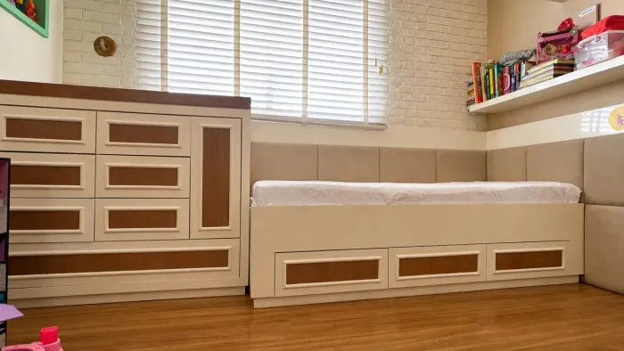 Cama + Cômoda em madeira e acabamento de Laca