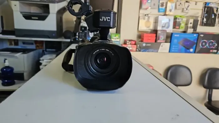 Filmadora Profissional JVC 4KCAM | 4K Real, Entradas XLR e Duplo Cartão SD