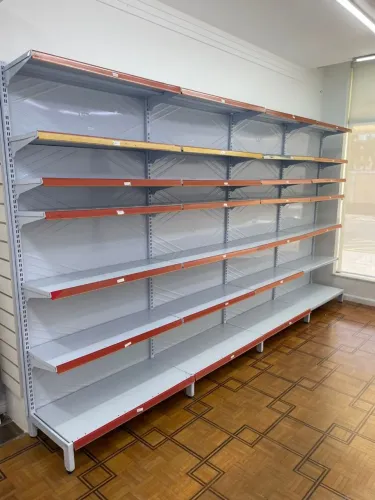 4 Gondolas com prateleiras em metal para comercio em geral