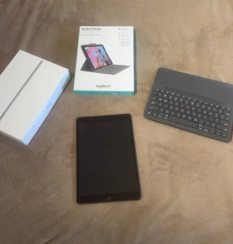 iPad 9ª Geração 64GB Cinza Espacial - Estado de Novo + Teclado Logitech