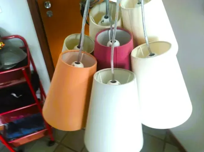 LUSTRE/LUMINÁRIA DE TETO COM 7 PONTOS DE LUZ, REVESTIDOS EM TECIDO CORES