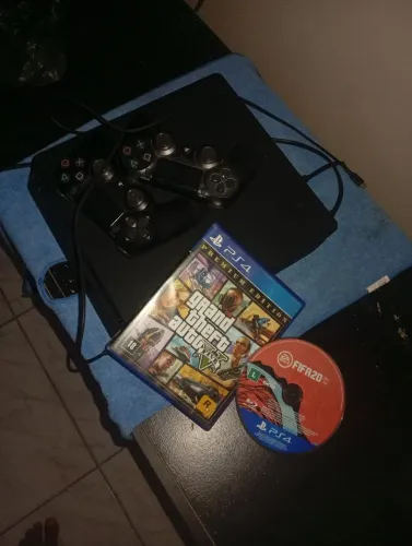 Vendo PS4 com GTA, fifa 20 e 25 e outro jogos