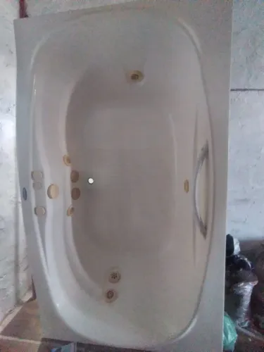Banheira de Hidromassagem em Ótimo Estado