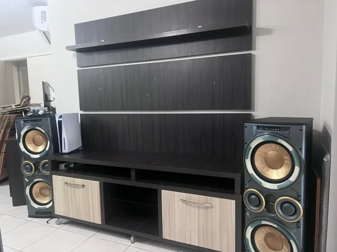 Painel de TV com armário de rodinhas e nicho aéreo totalmente em MDF Duplado