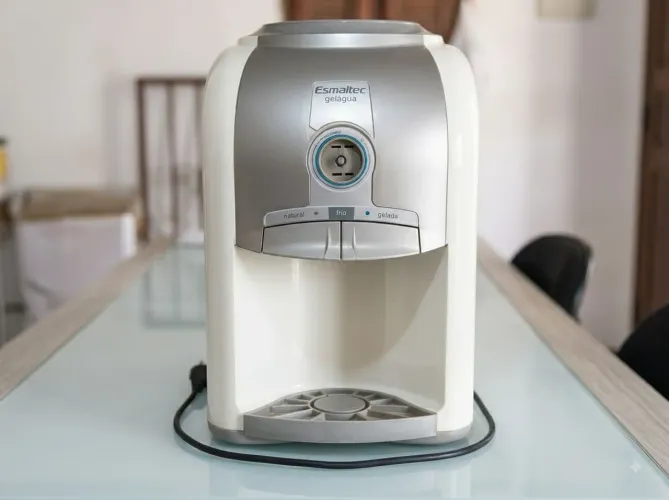 Bebedouro / Gelágua Esmaltec de Mesa - Água Gelada e Natural (220V)