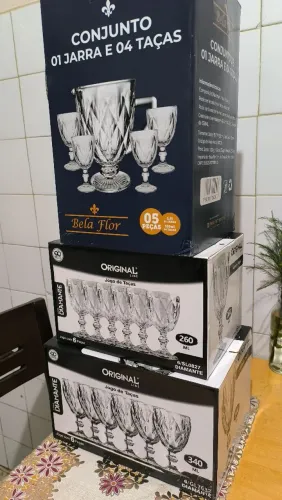 Taças de vidro e jarro