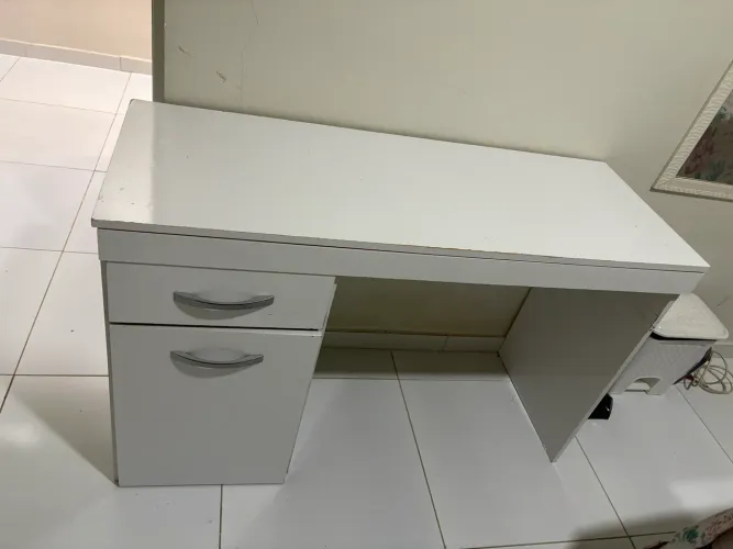 Escrivaninha com gaveta e porta