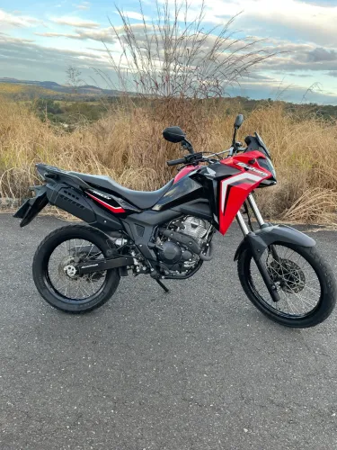 Sahara 300 Rally, moto sem detalhes