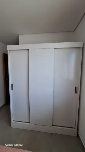 Guarda-roupa 3 portas em ótimo estado. Motivo: mudança para o RS.