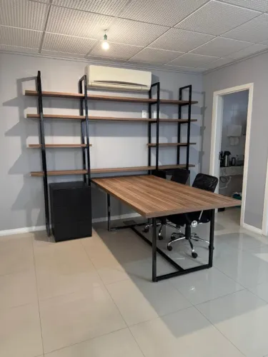 Estante e mesa para escritório