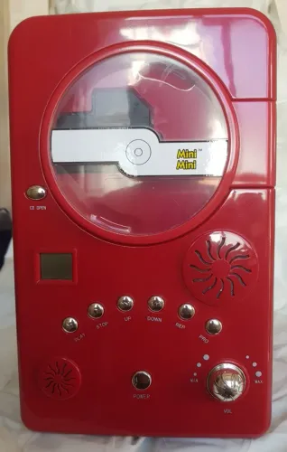Mini refrigerador vintage com design retrô e tocador de CD