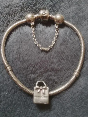 Pulseira Pandora Original 18cm em prata 925 com corrente de segurança e Berloque de Brinde