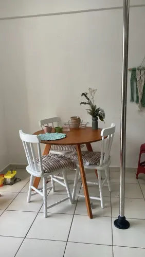 Mesa e cadeiras de madeira