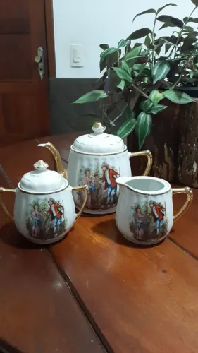 Vende-se jogo de porcelana com 3 peças, cenas galantes