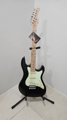Guitarra Elétrica Strinberg STS100 Stratocaster Tília Preta Brilhante 6 Cordas