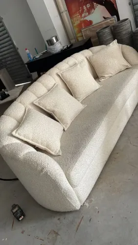 Sofá curvo com design orgânico