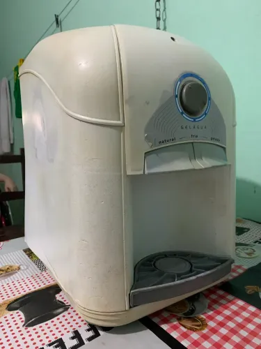 Gelágua de mesa