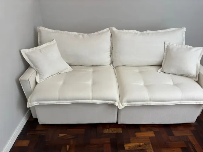 Sofá estofado em linho